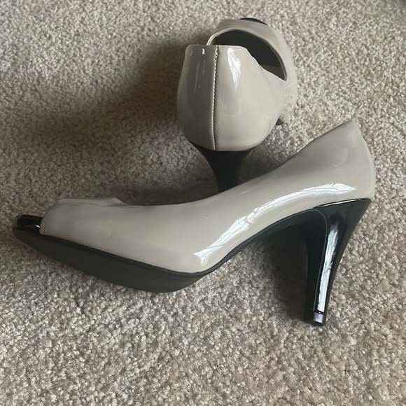 LANE BRYANT Pantene leather 2-tone shoe! - Picture 6 of 8